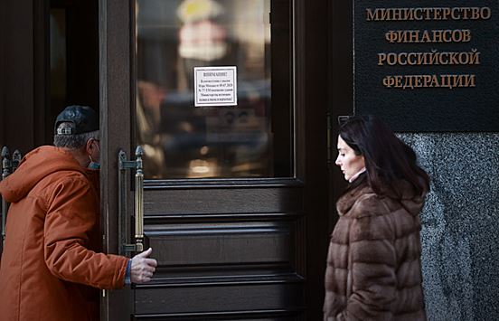"Ъ": доходы российского бюджета начали догонять расходы в марте