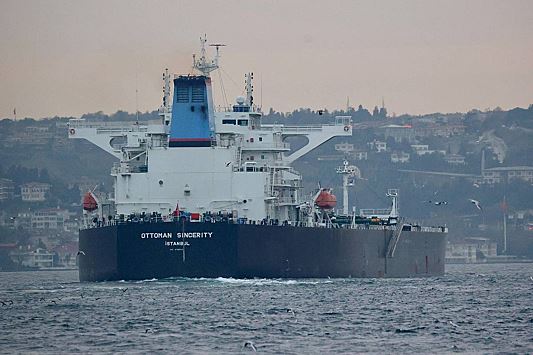 Объем нефти на танкерах достиг максимума