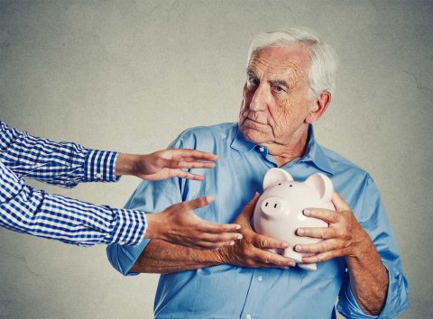 Пенсионерам разрешат в упрощенном порядке списывать долги