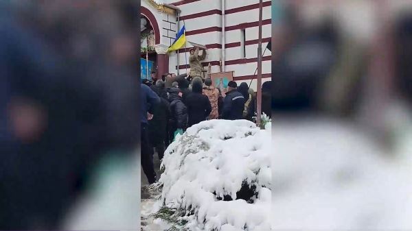 Раскольники захватили храм на западе Украины во время отпевания военного<br />
