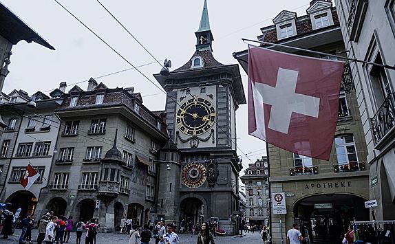 РБК: банки Швейцарии начали предупреждать клиентов из России о возможном закрытии счетов