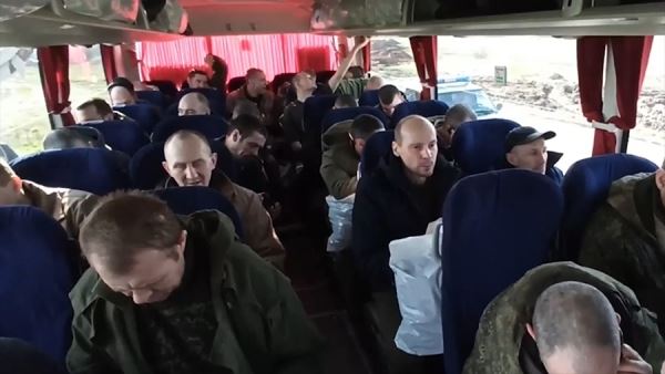 Минобороны показало кадры с вернувшимися из плена российскими военными<br />
