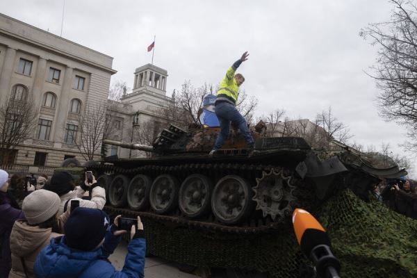«Немцы есть немцы». Организаторам акции с российским танком в Берлине выставили счет 