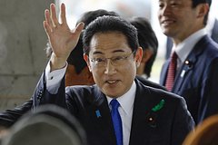 Премьер Японии покинул полицейское управление после взрыва